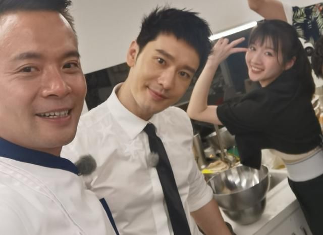  嘉宾|中餐厅员工聚餐，黄晓明拍照时还拿手机，可放大5倍后：错怪你了