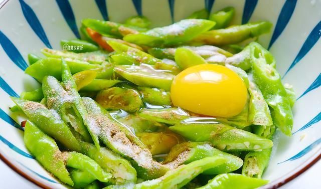  回味|大厨教你辣椒最好吃的做法，用面煎一煎，口感酥脆令人回味