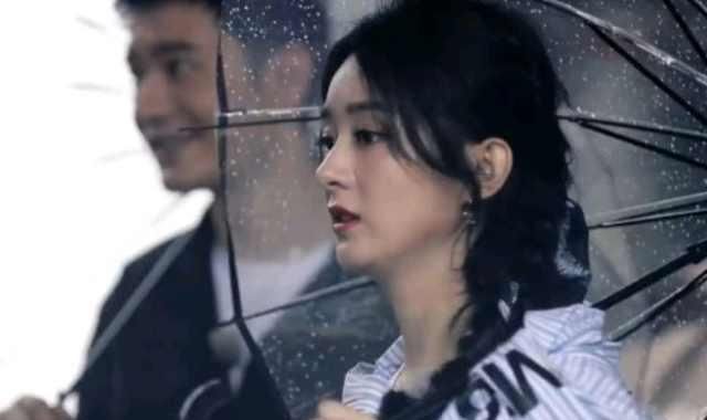  观众|《中餐厅》赵丽颖雨中拉客，第一次素颜出现在观众面前