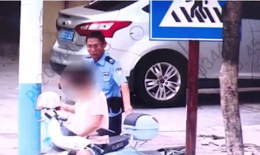  遛狗|中年女子遛狗不牵绳, 辅警上前劝阻, 女子喊: 咬他