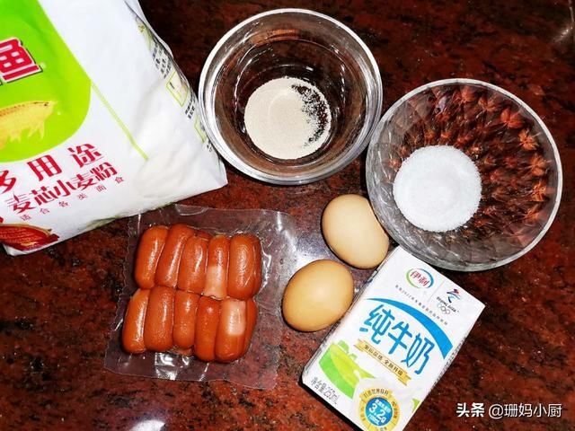  圆润|香肠包的做法，发好面卷上香肠，蒸锅一蒸，圆润可爱，当早餐正好