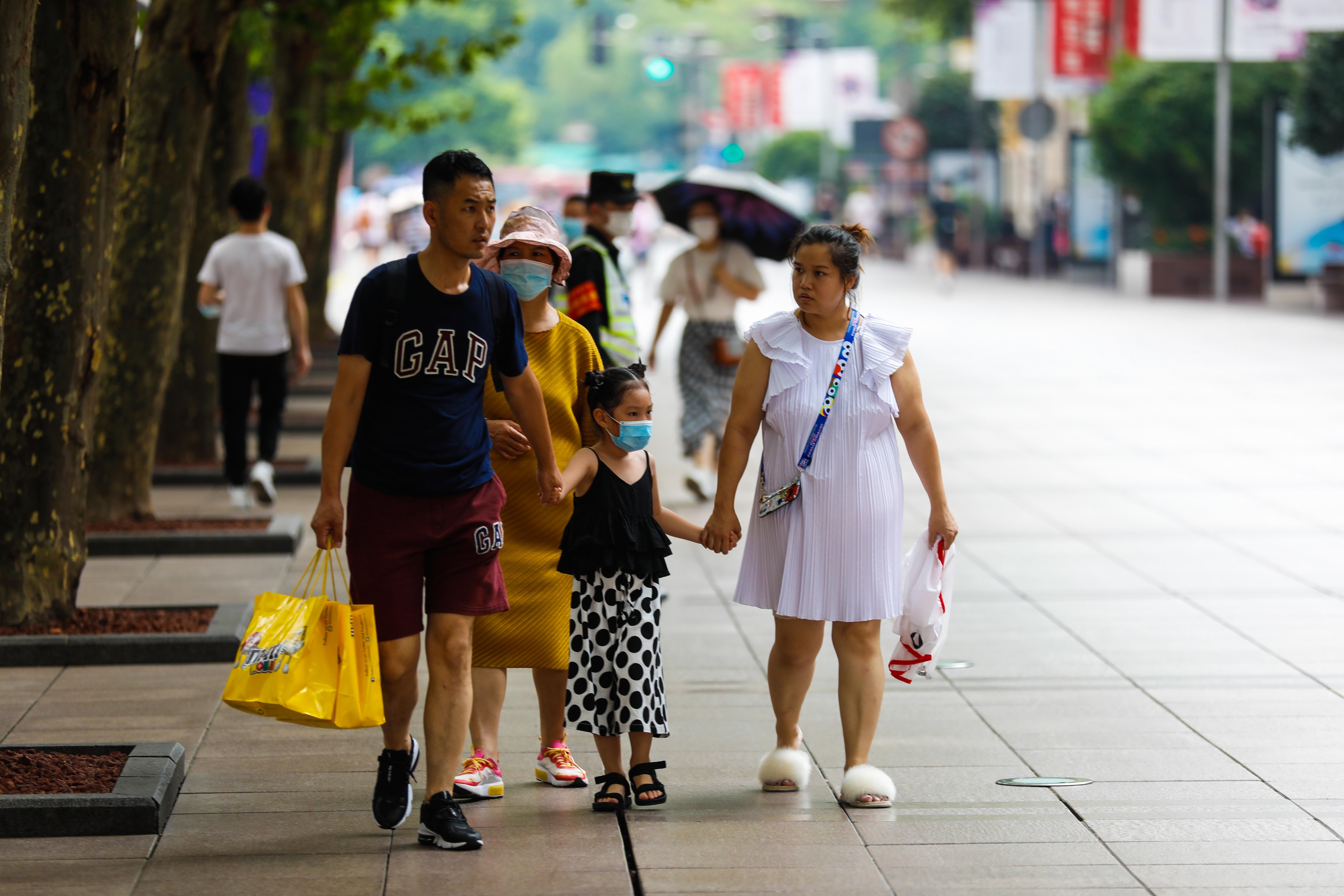 降雨|“烧烤模式”继续，今夏首个高温橙色预警来了！今最高温36.8℃，明有降雨，气温回落