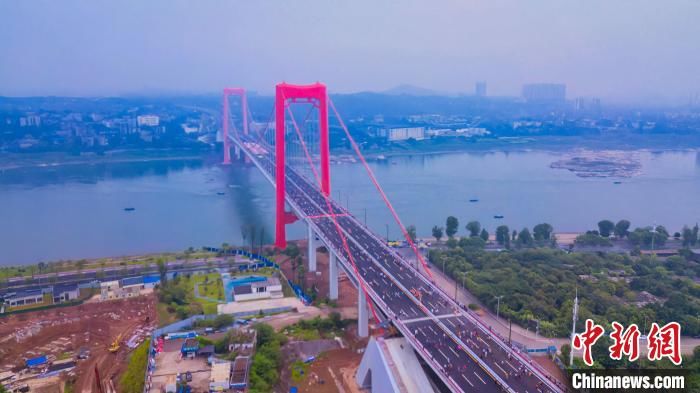 四川泸州：长江二桥建成投用 万人踩桥庆通车