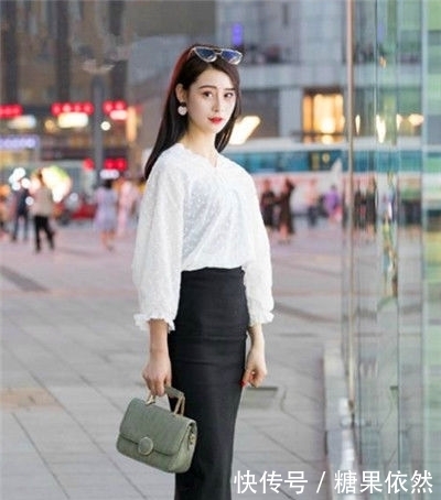 妩媚多姿|街拍:紧身无袖衣搭配一条短款紧身裙,美女妩媚多姿