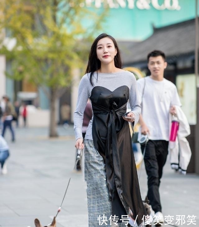 妹子|街拍:妹子穿着整洁时尚,散发迷人性感的气质