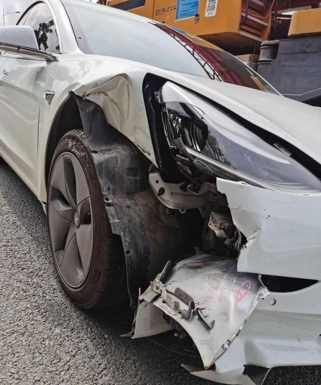  事故|渣土车强行变道 Autopilot无视致相撞 车主维权新进展