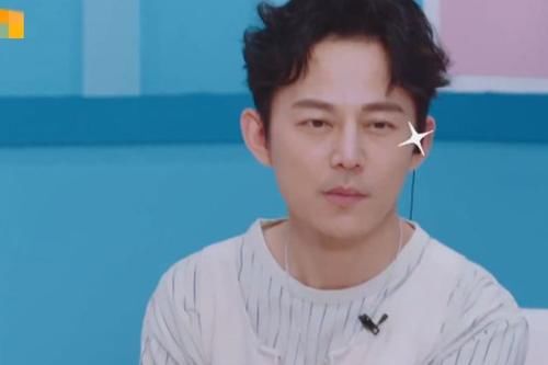  上台|别把伤害当成幽默！刚上台就diss何炅个子低，何炅：你不退赛啊？