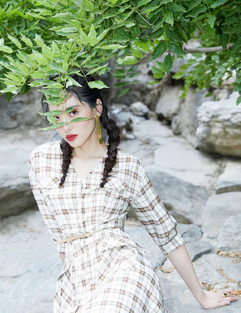 拼接|模特果然不一样，陈碧舸穿橙色拼接裙出镜，pose摆得太特别了