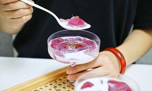 口感|口感Q弹嫩滑,无色素低热量的颜值葡萄冻撞奶,来一杯消暑清凉