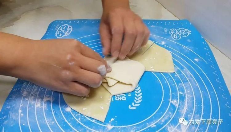  学会|烙饼这么做太香了，开水一烫，张张柔软又劲道，学会天天不起早