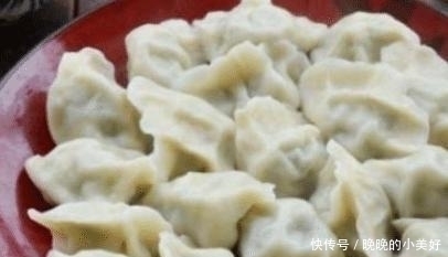吃饺子|煮饺子时,最“忌”水开就下锅,多做这一步,饺子不粘锅不破皮