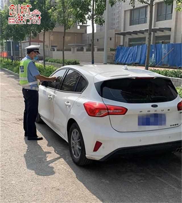 抓拍|创城进行时｜开车怎样不违停，看看交警怎么说！