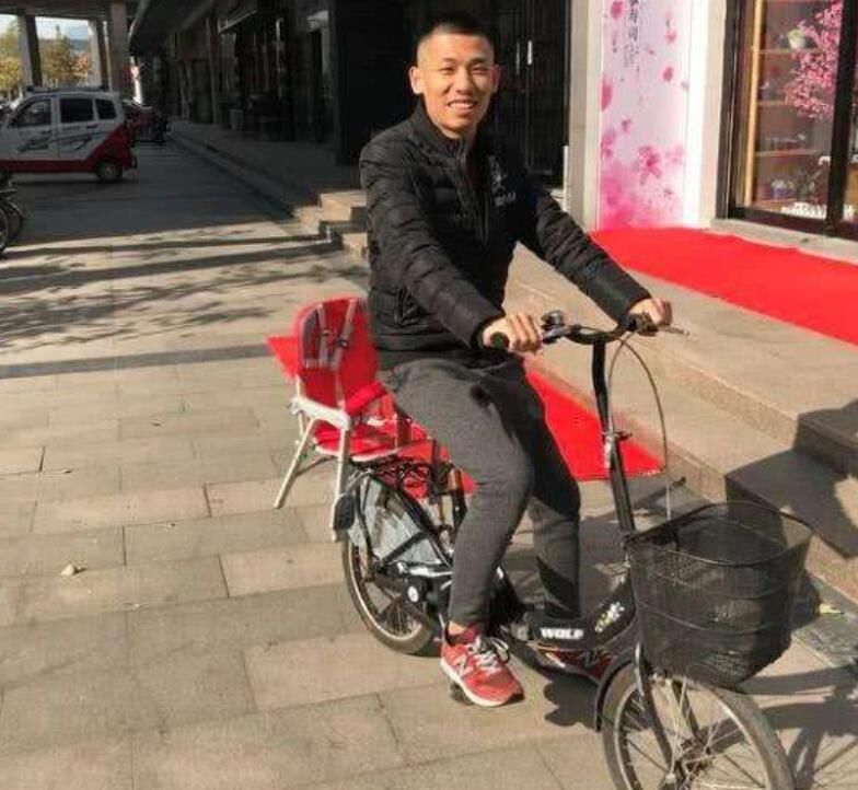  妈妈|旭旭宝宝给母亲买车，月入百万却十分小气，妈妈只开10万元汽车