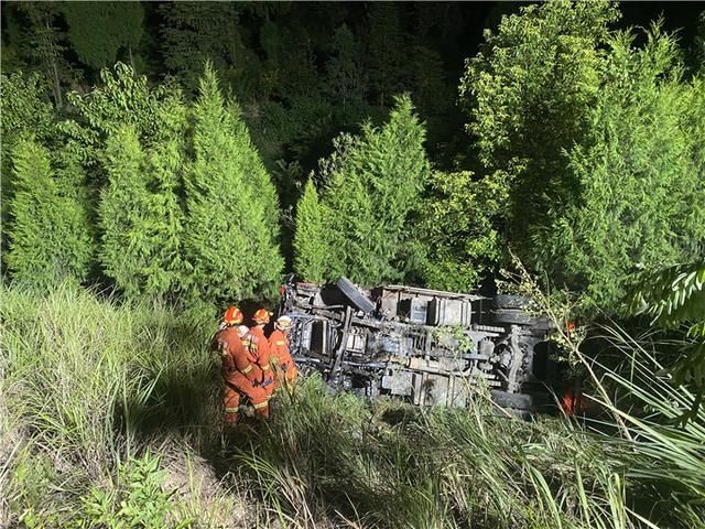  货车|大货车翻下8米路基，消防破拆营救被困女子
