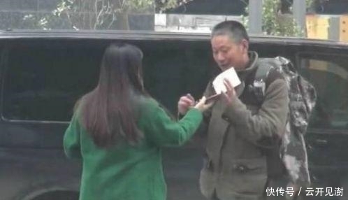 手机|老人外出打工手机没电, 向路人求助, 女子的做法却令人感到意外
