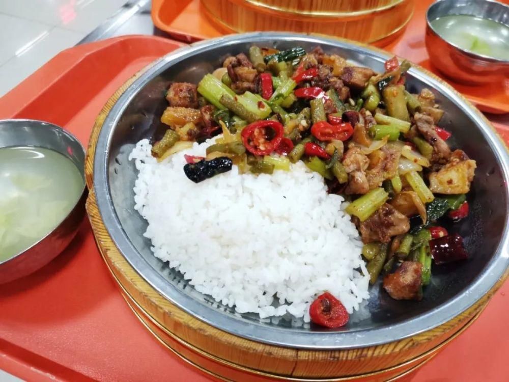 馆子|师大家属院对面的苍蝇馆子，每家5张桌，资深吃货才知道！