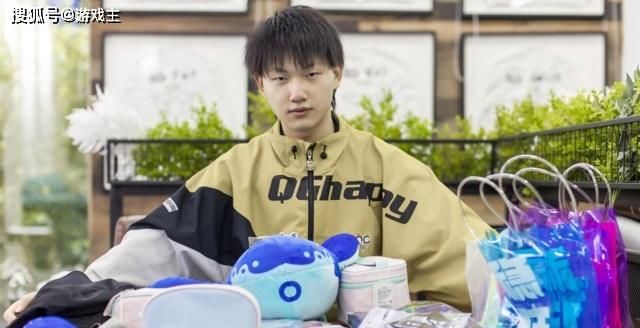  惨烈|QG内战惨烈，赖神3次击杀Fly，云鹰飞将要凉？网友：这还买什么皮肤