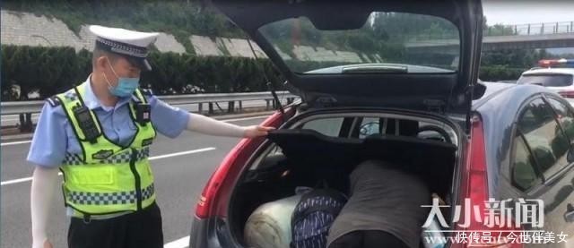  维修|车辆抛锚高速路 民警躺在滚烫路面维修车辆