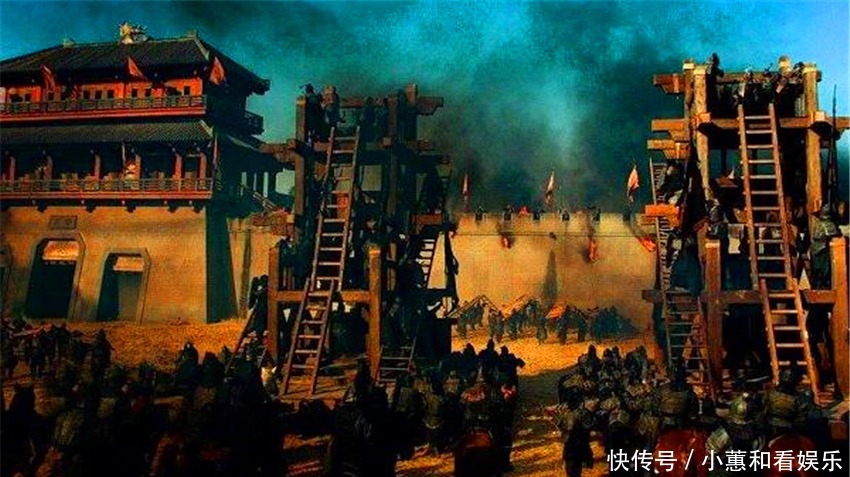 士兵|古代敌人攻城时，守城士兵为何不去推梯子，反而费力往下扔石头？