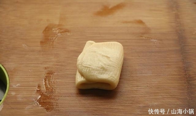 食材|家里有面粉试试新做法,层次多又酥脆,食材简单,做法一看就会