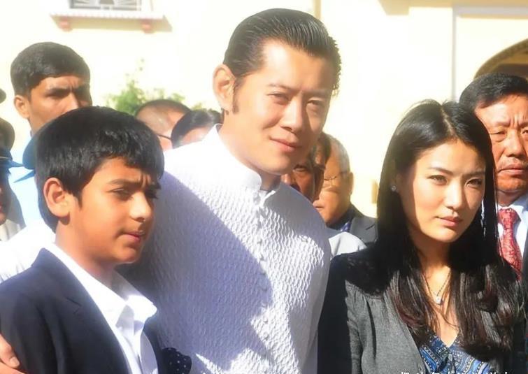 不丹王室|30岁佩玛罕见当老师!整个教室座无虚席,冰山美人终于微笑了