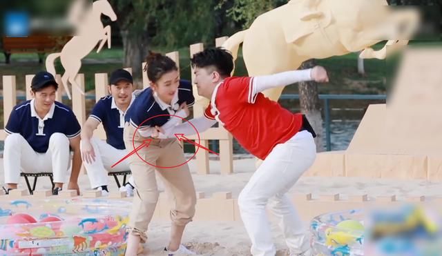  玩游戏|宋祖儿张大大玩游戏对决，看清张大大的动作后，有无台本一目了然