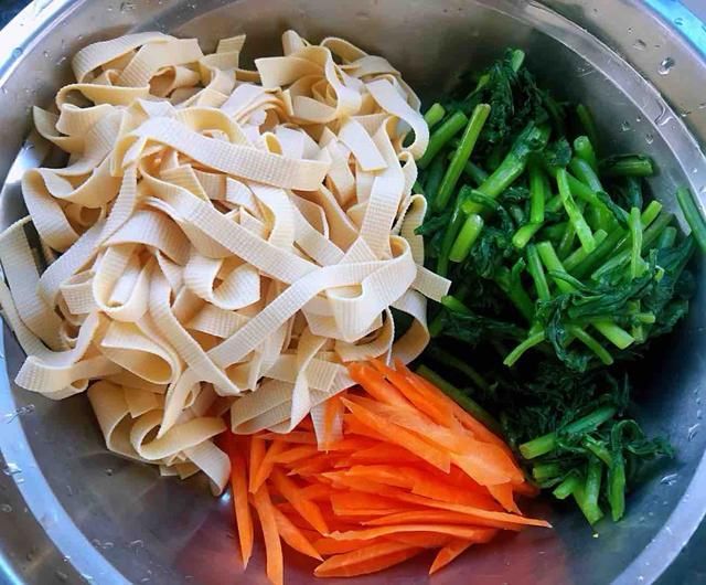  叶茼蒿|8月，遇上这蔬菜别手软，3块买一把，失眠的人多吃，夜里睡得香