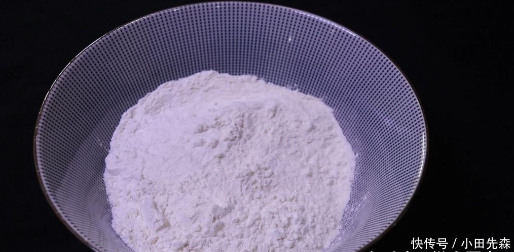 面粉|这是椒盐酥饼的做法，咸香可口，外皮超酥，轻轻一碰就掉渣