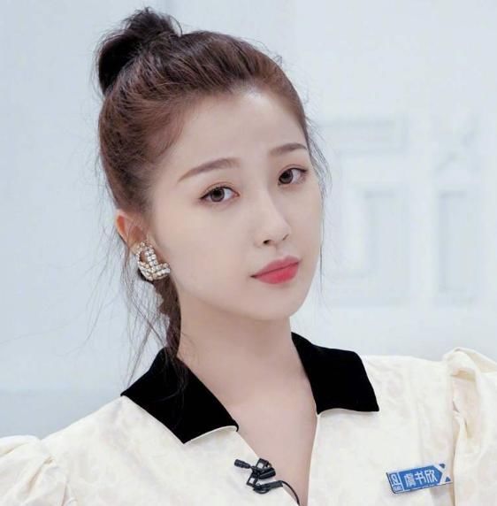 颁奖|金鹰节颁奖嘉宾抢热度，虞书欣可爱营造气氛，李易峰调皮假摔