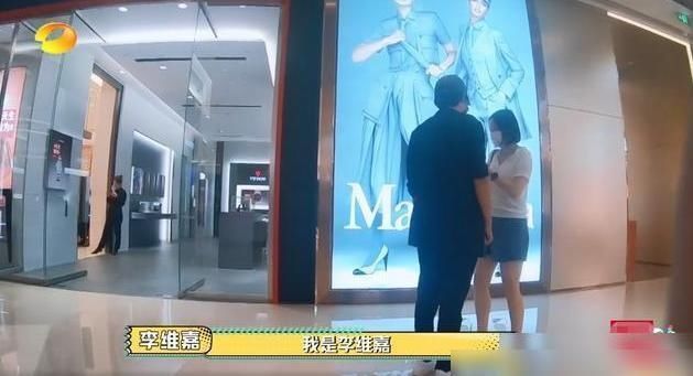 李维嘉|李维嘉牵短发女子逛街，这是要脱单？真相曝光，网友：有点心痛