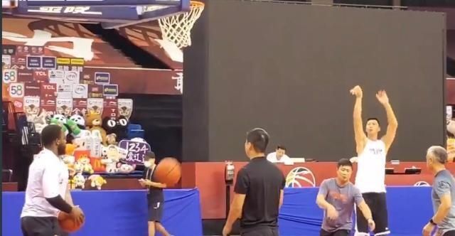 后者|商量细节?广东赛前训练杜锋易建联窃窃私语,后者中投百发百中!