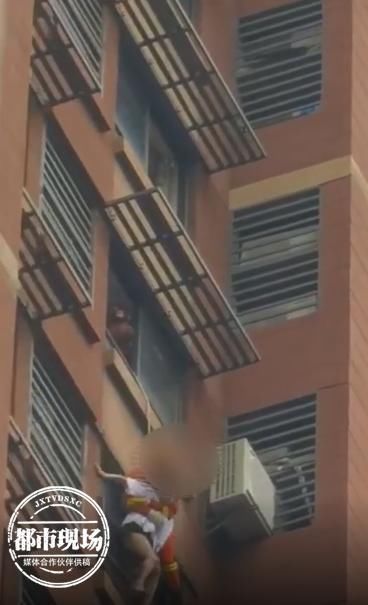  女子|女子悬坐20楼欲轻生，消防员刚抱住女子，架子就掉下去了