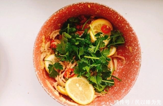 柠檬|鸡腿不炖也不炸,放入柠檬拌一下,酸辣开胃又下饭