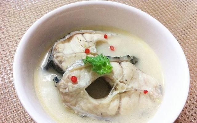  好喝|炖鱼汤时，难怪不好喝，第一步就错，多加这一步，鱼汤好喝又鲜美