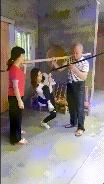 GIF|搞笑GIF:说出来你们可能不信,刚刚比赛中我输给了一辆面包车