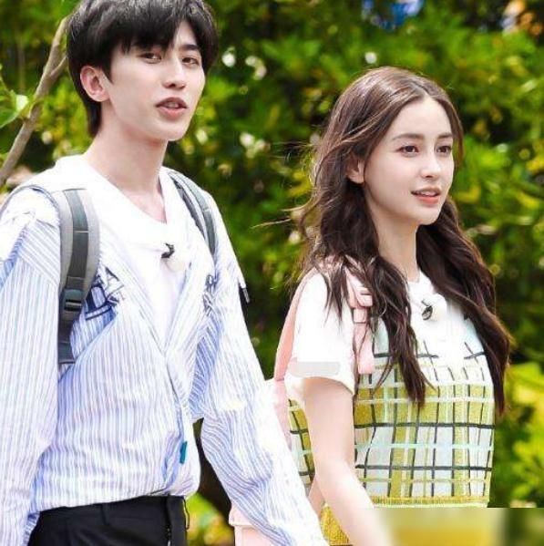  修养|蔡徐坤为baby开车门，谁注意她的下意识动作？网友：修养是天生的