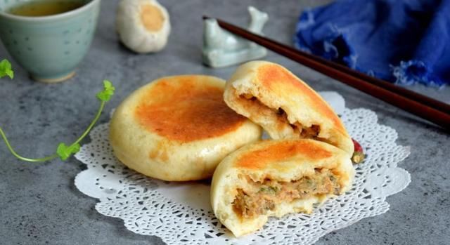  粉放在盆中|千层肉饼、牛肉馅饼、红糖豆沙饼、茴香猪肉饼的简单做法，好美味