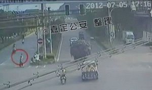  电动车|电动车一头撞上大货车！闯黄灯远比你想象中危险！| 一线微观