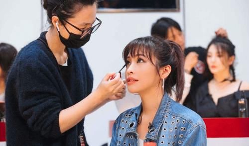 关系|《乘风破浪》中最没存在感姐姐,吃饭暴露真实关系,只有她独自一人