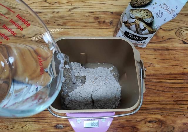  机都|黄油和厨师机都没有也能做面包，用它加凉水拌拌就可以，太省事了