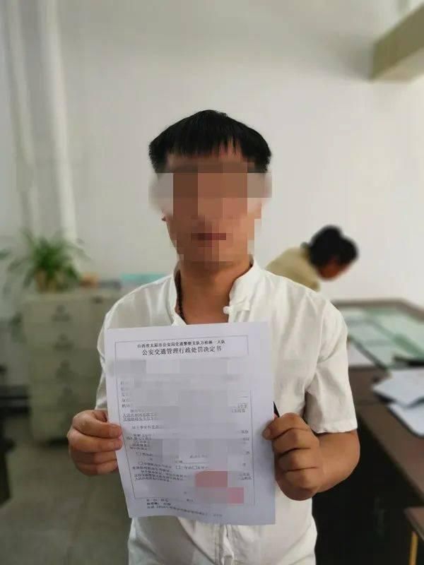  东路|滨河东路上，这位驾驶人开车时将脚伸出窗外，然后.