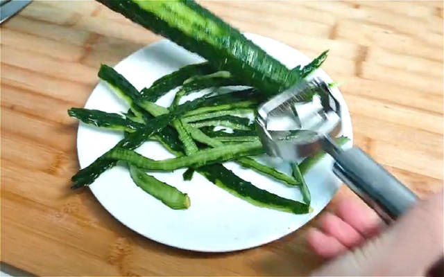 豌豆淀粉|夏天来了,教你黄瓜很清爽的做法,吃起来爽滑又Q弹