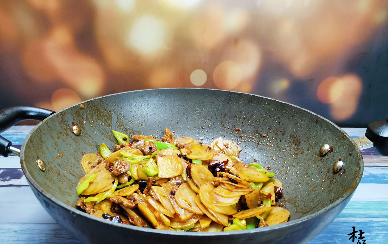  干锅|立秋来道硬菜贴秋膘，大厨分享地道干锅土豆做法，下酒又下饭