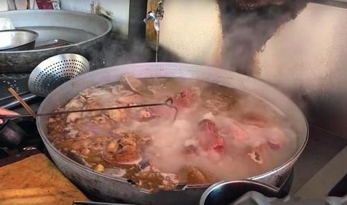 大碗牛肉汤|大妈卖“独特”小吃,一碗15元,不讲价,吃了后悔,不吃更后悔