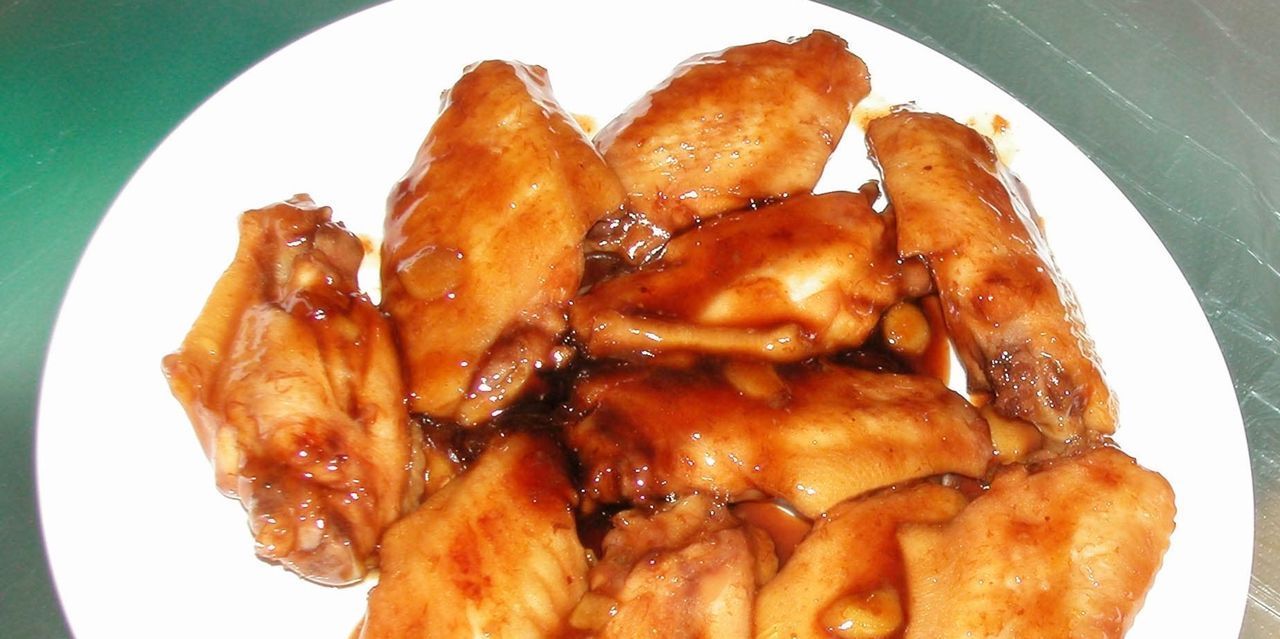  色泽|可乐鸡翅是一道美味的家常菜味道鲜美，色泽艳丽且咸甜适中