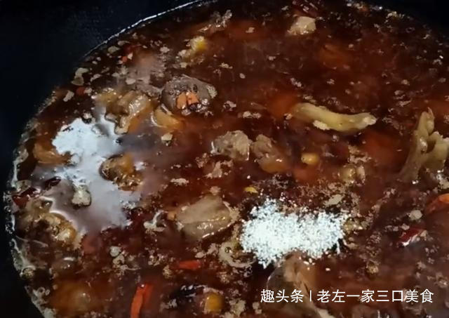 鸭肉|鸭子最美味的川味做法,一次烧一大盘,鸭肉香辣爽口好吃