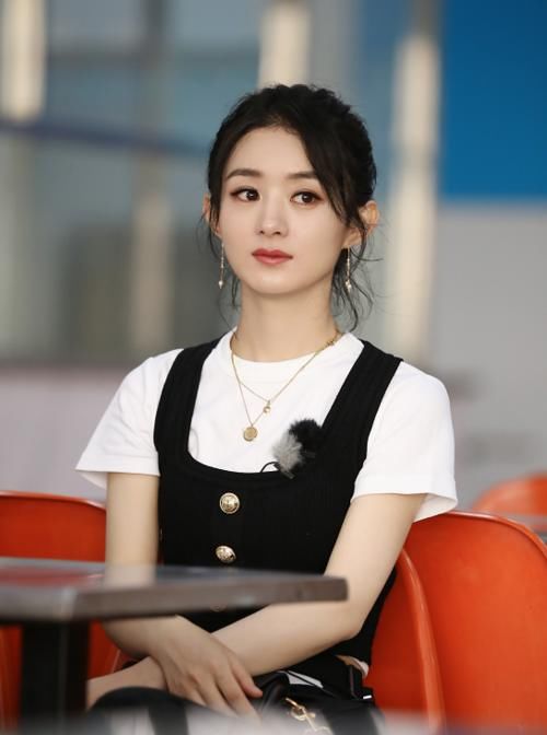  赵丽颖|《中餐厅》一群人开会，谁注意赵丽颖的座位？是不是团宠一目了然