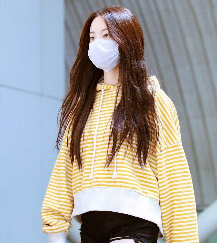  公司|“高产能”艺人杨超越, 曾经半年赚了近7000万, 到手只有100多万