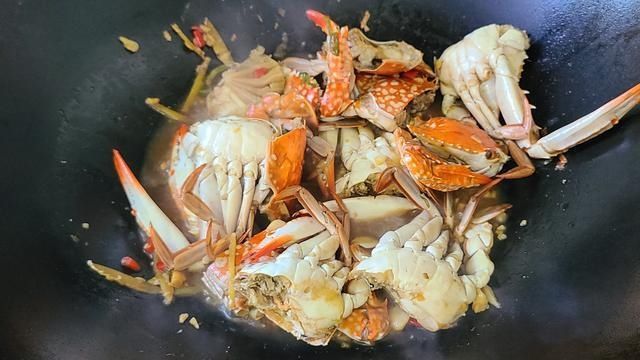 好吃|蒜蓉螃蟹的家常做法,很好吃的一道美食,简单美味,想吃就做