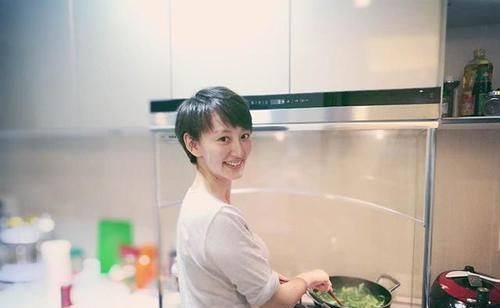  灶具|带你看看李好现实的家，厨房灶具旁还做防护罩，对老婆太贴心了